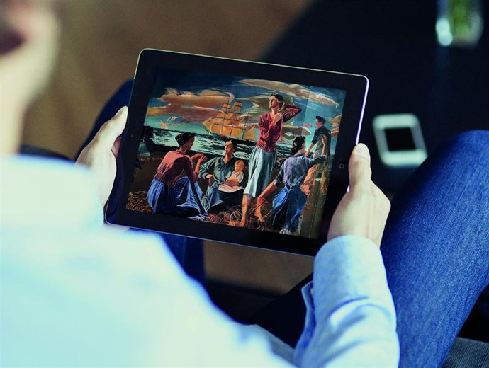 Una persona contempla una de las obras de la exposición virtual