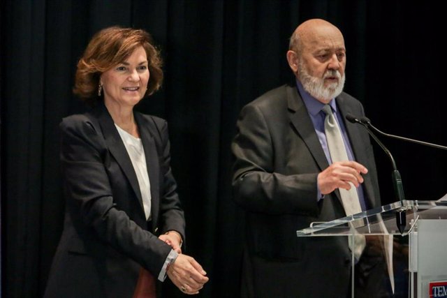 La vicepresidenta del Gobierno en funciones, Carmen Calvo, y presidente del Centro de Investigaciones Sociológicas (CIS), José Félix Tezanos