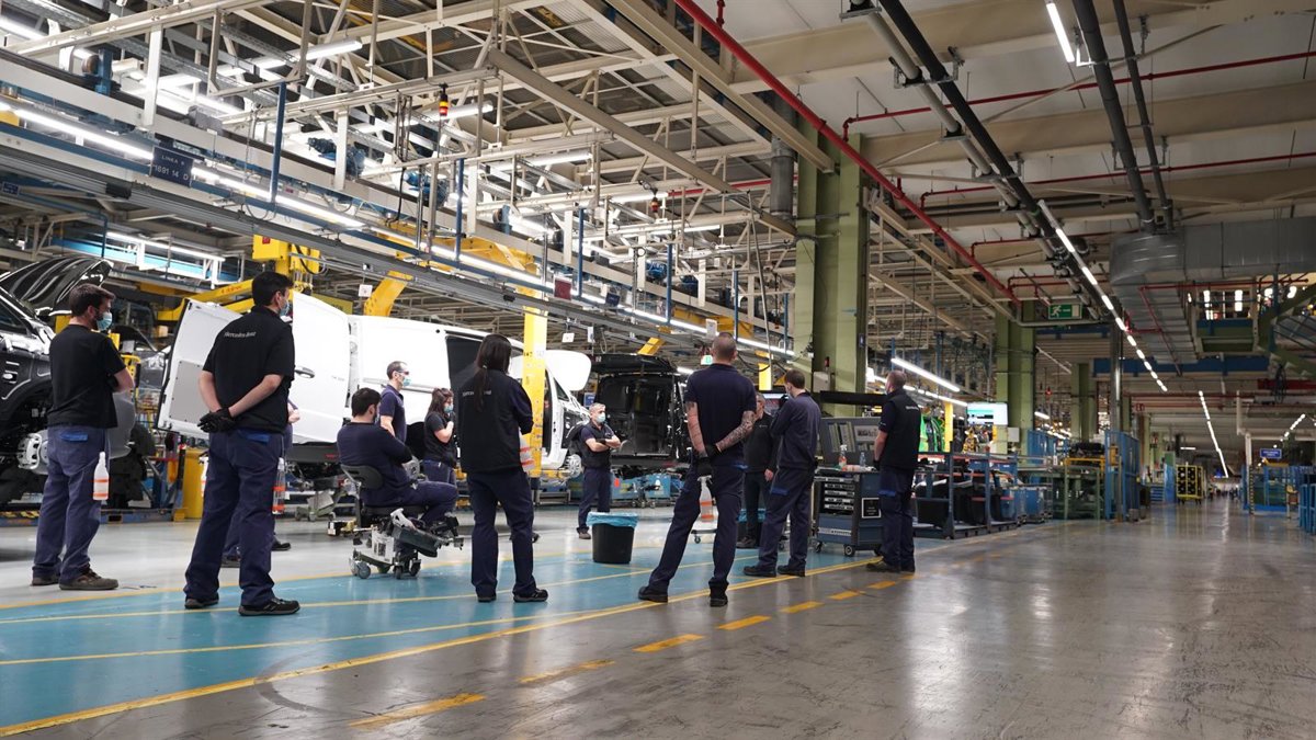 Una Planta De Produccion Trabaja En Tres Turnos