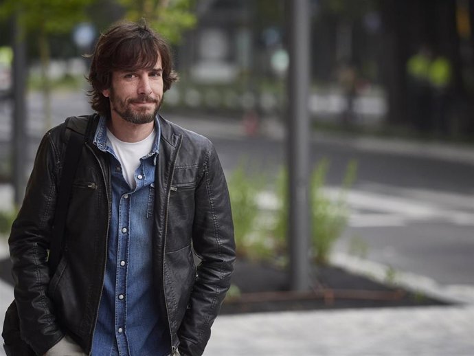 El portavoz de Podemos en el Parlamento de Navarra, Mikel Buil, acude al pleno  sobre las consecuencias del COVID-19, en Pamplona / Navarra (España), a 14 de mayo de 2020.