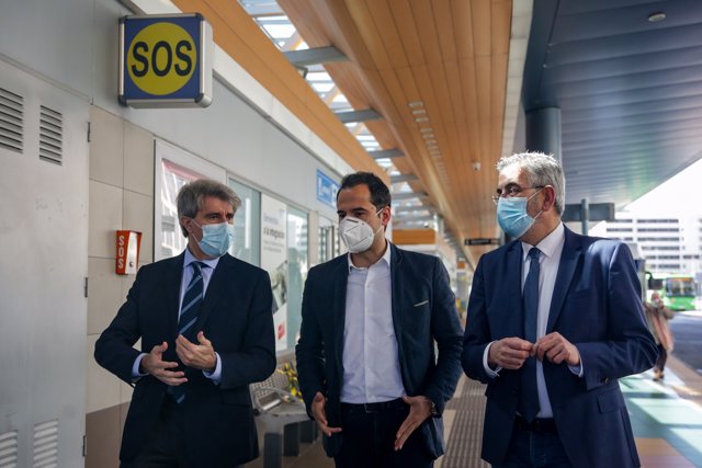 Aguado y Garrido conocen de primera mano las medidas higiénico-sanitarias puestas en marcha por la empresa de autobuses ALSA, en Madrid (España) a 17 de mayo de 2020.