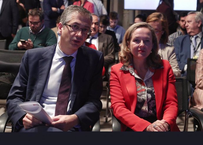El gobernador del Banco de España, Pablo Hernández de Cos y la ministra de Economía en funciones, Nadia Calviño, en una imagen de archivo