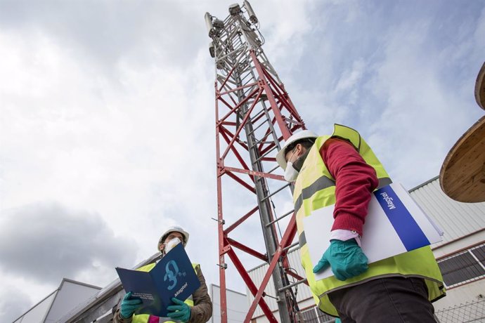 Tecnicos de Magtel ante una torre de telecomunicaciones.