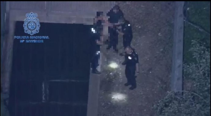 Rescate a una mujer en una acequia