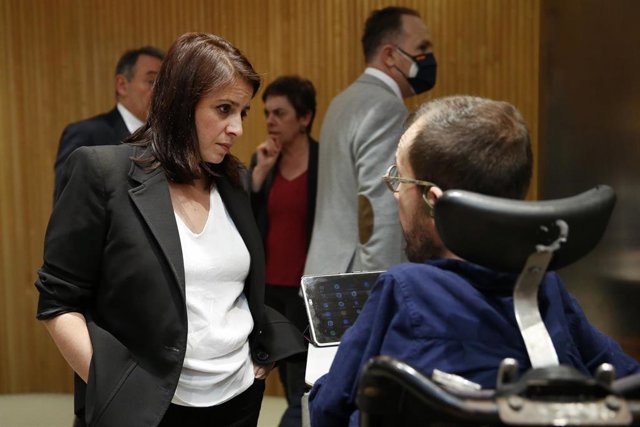 La portavoz socialista, Adriana Lastra, conversa con el portavoz de Unidas Podemos, Pablo Echenique, en el Congreso