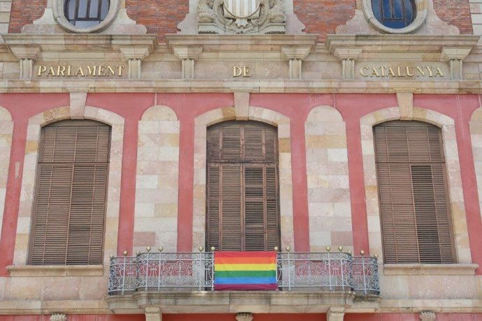 La bandera LGBTI en la fachada del Parlament.