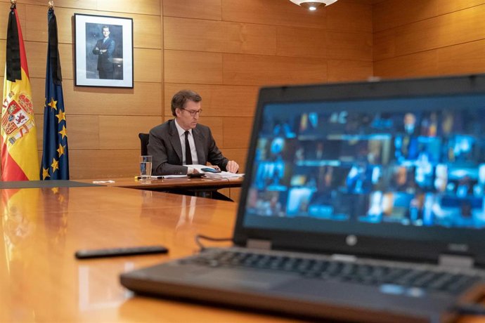 El presidente de la Xunta, Alberto Núñez Feijóo, participa en la décima videoconferencia con el presidente del Gobierno, Pedro Sánchez, y el resto de líderes autonómicos.
