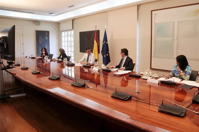 El presidente del Gobierno, Pedro Sánchez, se reúne con los presidentes autonómicos por videoconferencia