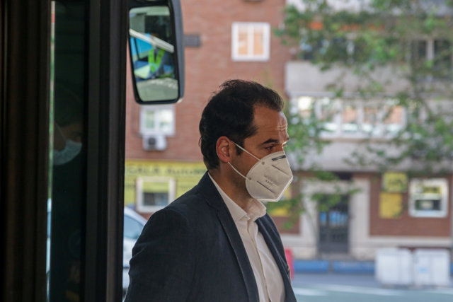 Aguado y Garrido conocen de primera mano las medidas higiénico-sanitarias puestas en marcha por la empresa de autobuses ALSA, en Madrid (España) a 17 de mayo de 2020.