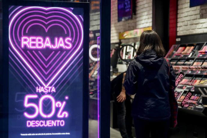 Una mujer entra en una tienda de cosméticos de Madrid