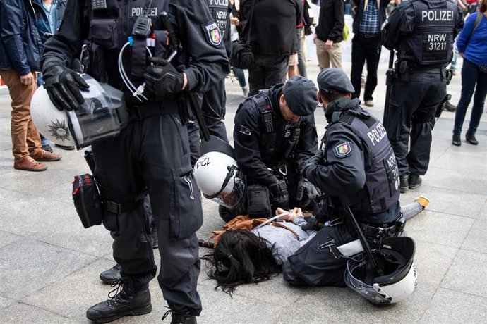 La policía arresta a un manifestante en Colonia