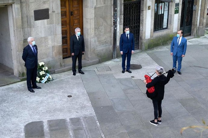 Ofrenda floral a la puerta de la casa de Ricardo Carvalho Calero con motivo del Día das Letras Galegas 2020