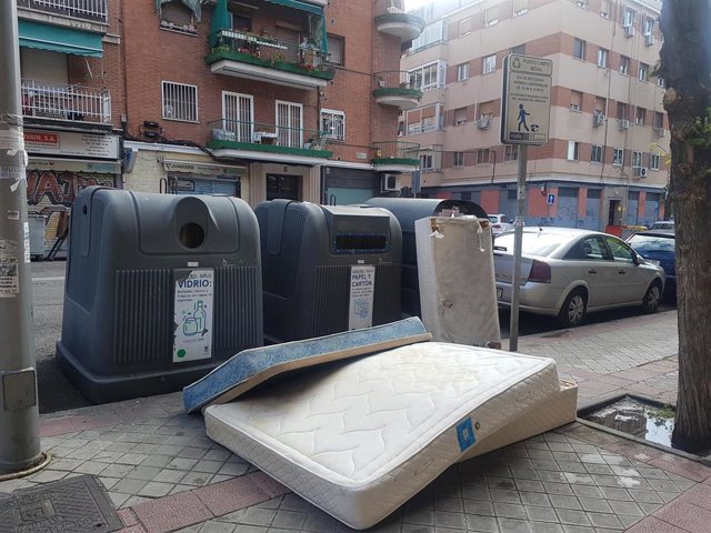 Los colchones se siguen amontonando pese a que el servicio de recogida sigue suspendido