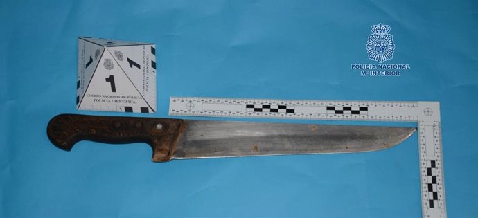 Cuchillo intervenido al detenido como presunto autor de un delito de malos tratos y amenazas.