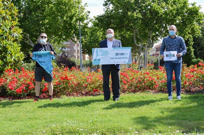 El alcalde de Reus, Carles Pellicer, muestra la recaudación de la VIII Carrera de la Mujer de Reus (Tarragona) recauda 18.000 euros contra el cáncer