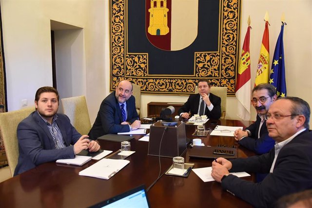 El presidente regional, Emiliano García-Page, durante la videoconferencia con Pedro Sánchez y el resto de presidentes de comunidades autónomas