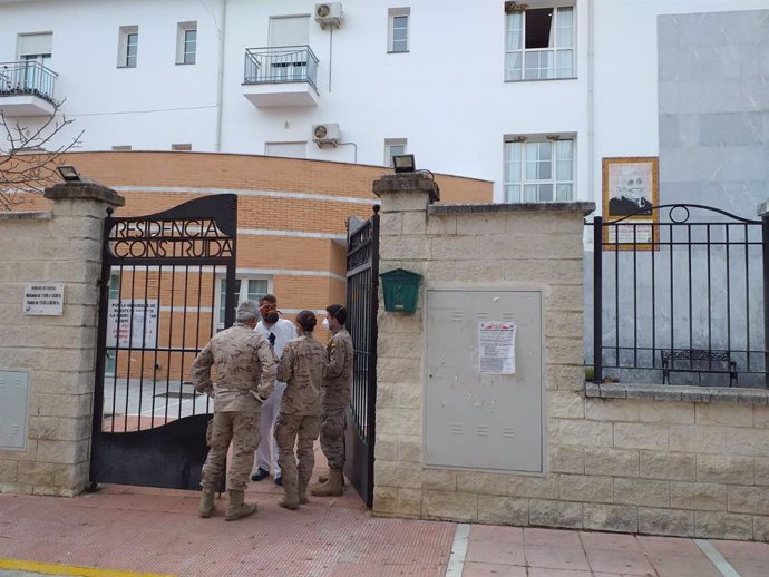 Militares en la residencia de ancianos de Alcalá del Valle en una imagen de archivo.