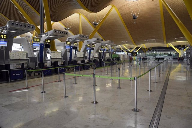 Interior del Aeropuerto Adolfo Suárez Madrid Barajas el mismo día en que empresarios de Madrid Foro Empresarial hayan planteado que se pongan a disposición de los viajeros que lleguen al país test rápidos en los aeropuertos españoles para que puedan reali