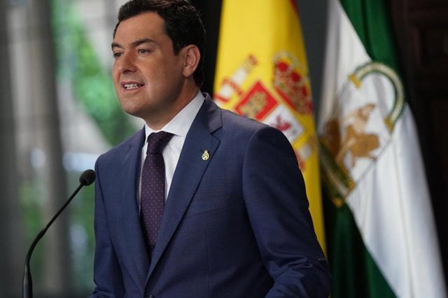 El presidente de la Junta de Andalucía, Juanma Moreno, en comparecencia telemática desde el Palacio de San Telmo tras participar en la décima videoconferencia de presidentes autonómicos con el presidente del Gobierno, Pedro Sánchez, por el Covid-19