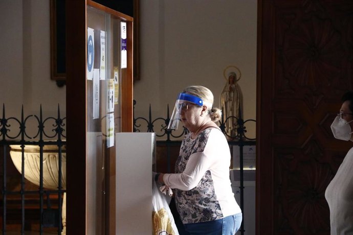 Fieles acuden a la parroquia de Santiago Apóstol en la capital para realizar sus rezos antes de pasar a la Fase 1