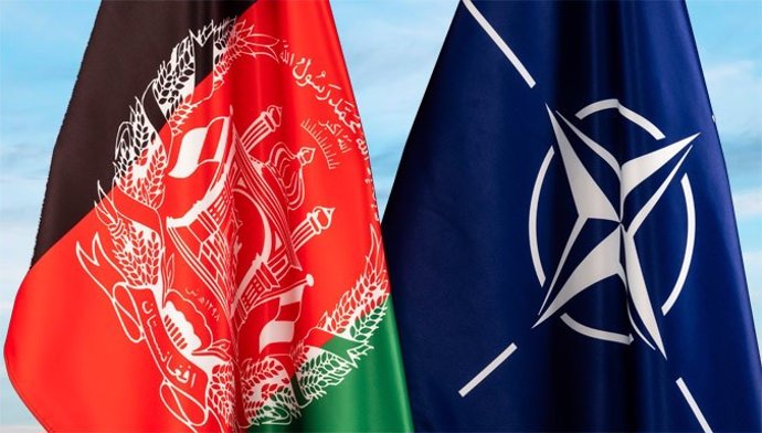 Banderas de la OTAN y Afganistán