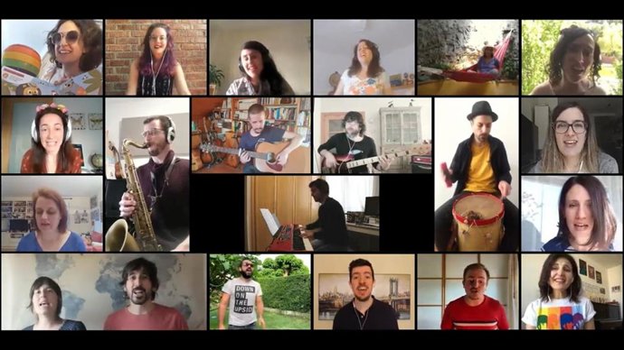 Un momento del vídeo de Jazzy Leap cantando 'Here comes the sun'