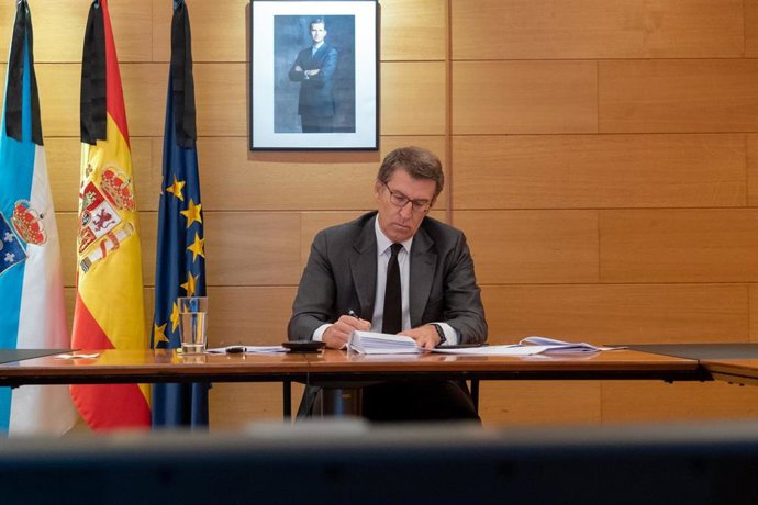 O titular do Goberno galego, Alberto Núñez Feijóo, mantén unha videoconferencia co presidente do Goberno central, Pedro Sánchez, e os outros presidentes autonómicos. Edificio Administratito de San Caetano, Santiago de Compostela, 17/05/20.