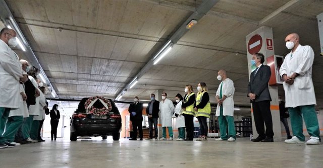 Profesionales de Serveis Funeraris de Barcelona y Mémora despiden al último fallecido acogido en el depósito excepcional del Tanatorio de Collserola de Barcelona por la alta mortalidad del coronavirus, el 17/5/2020