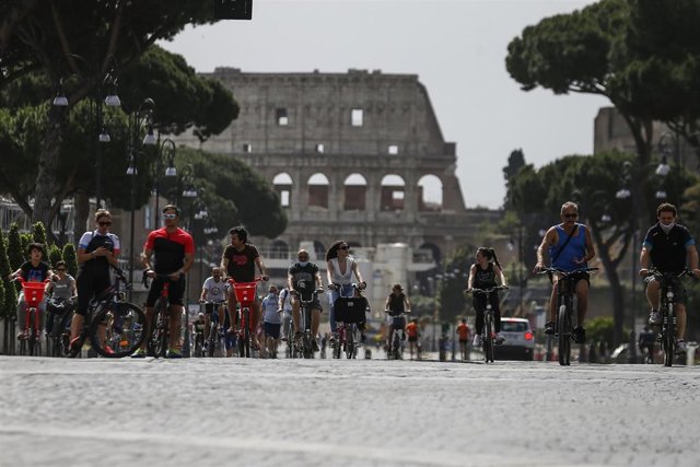 Ciclistas junto al Coliseo de Roma