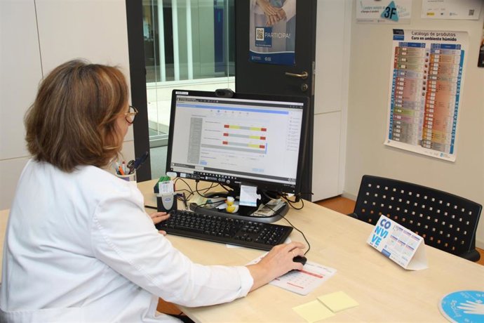 Una profesional del Sergas utiliza la herramienta TELEA