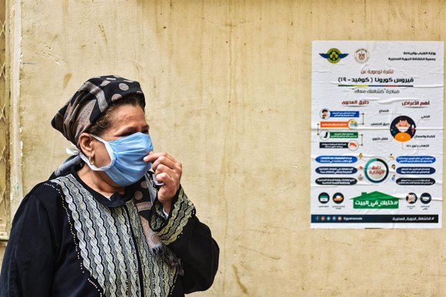 Una mujer con mascarilla en Egipto durante la pandemia de coronavirus