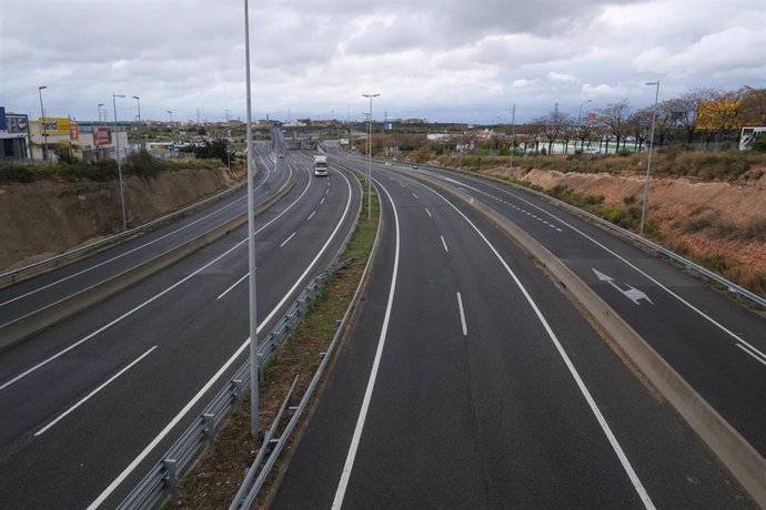 Un camionero circula con su camión por la Autovía A7 a su paso entre Reus y Tarragona.