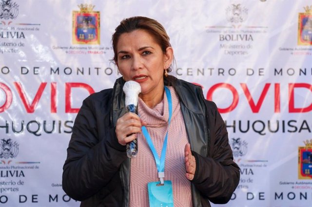 Coronavirus.- La presidenta de Bolivia aparece en público con una tarjeta antivi