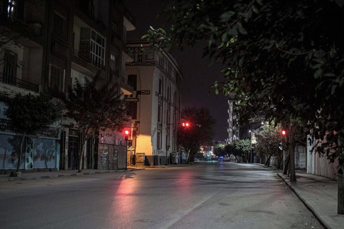 Una calle de la capital de Egipto, El Cairo, durante el toque de queda impuesto por el coronavirus