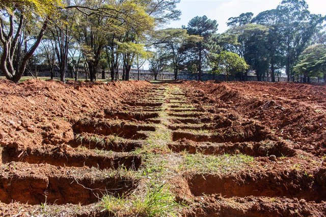 Tumbas excavadas en un cementerio para víctimas del coronavirus en Sao Paulo, Brasil
