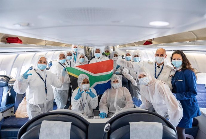 La tripulación del Airbus A340-600 de la aerolínea South African Airlines tras aterrizar en Frankfurt, Alemania, desde Ciudad del Cabo.
