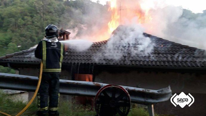 Incendio en una vivienda deshabitada en Pola de Laviana.