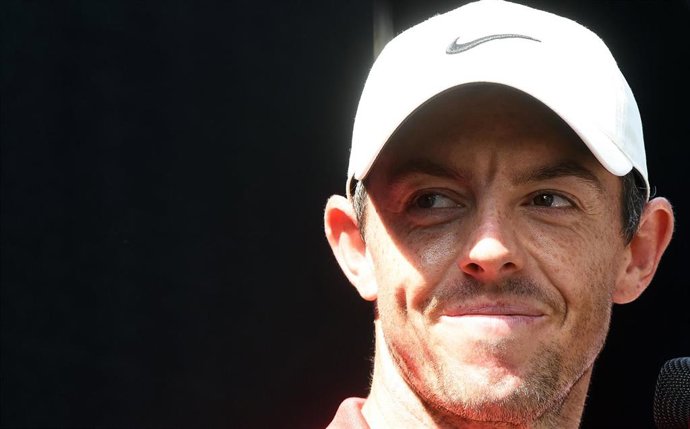 Rory McIlroy sonríe durante un torneo del circuito de la PGA