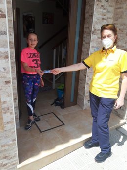 Imagen del reparto de mascarillas por Correos a niños en Las Cabezas de San Juan (Sevilla).  