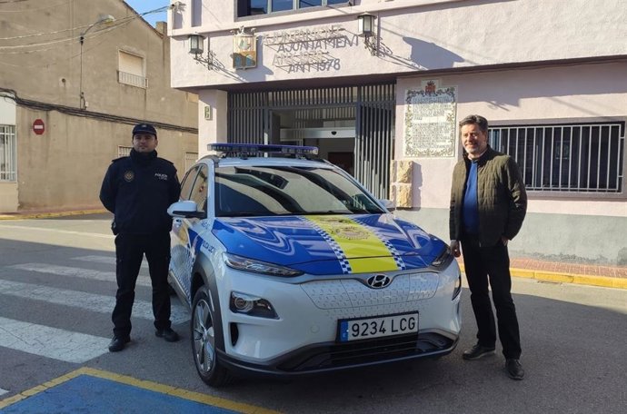 Imagen de un policía español con un coche de Hyundai.