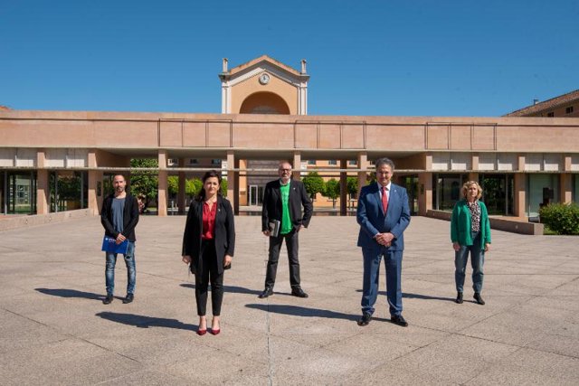 La presidenta del Gobierno , el consejero de Educación y representantes de sindicatos 