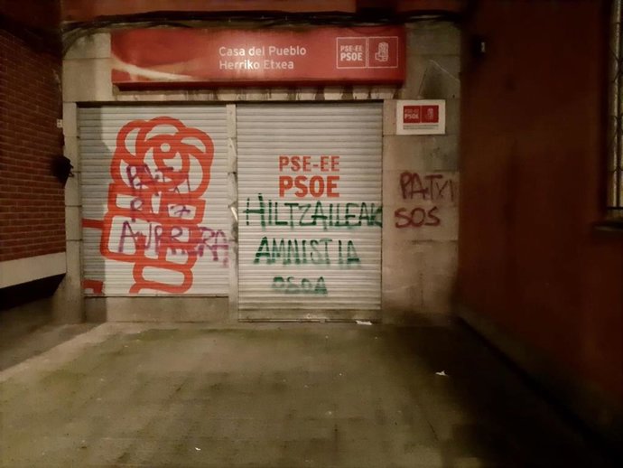 Pintadas en la casa del pueblo de Santutxu