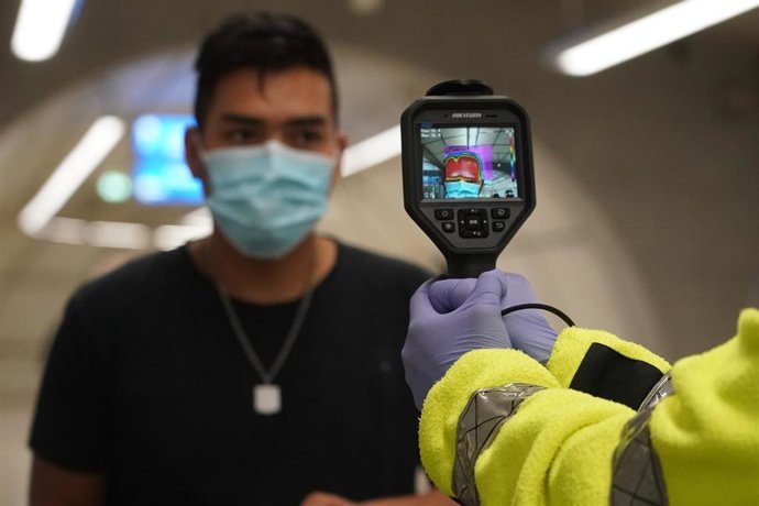 Toma la temperatura a un viajero en Bilbao.