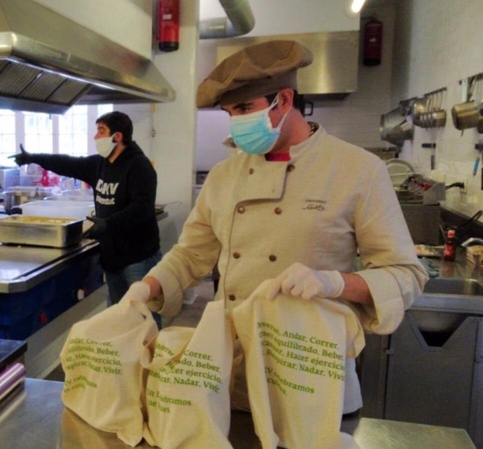 Trabajador de Universo Santi preparando los menús solidarios del programa Cocina Solidaria