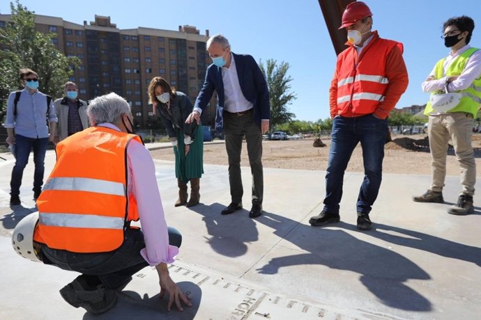 El alcalde de Zaragoza visita las obas de la palza del reloj solar de Vadorrey