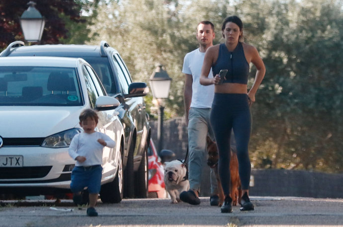 Laura Matamoros, toda una runner detrás de su hijo, mientras Benji saca a sus perros