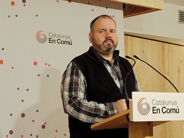 El portaveu dels comuns, Joan Mena, en roda de premsa en una imatge d'arxiu. 