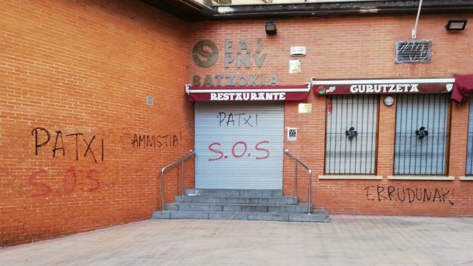 Ataque al batzoki de Cruces, en Barakaldo (Bizkaia)