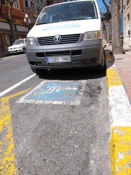 Plaza de aparcamiento reservada para minusválidos