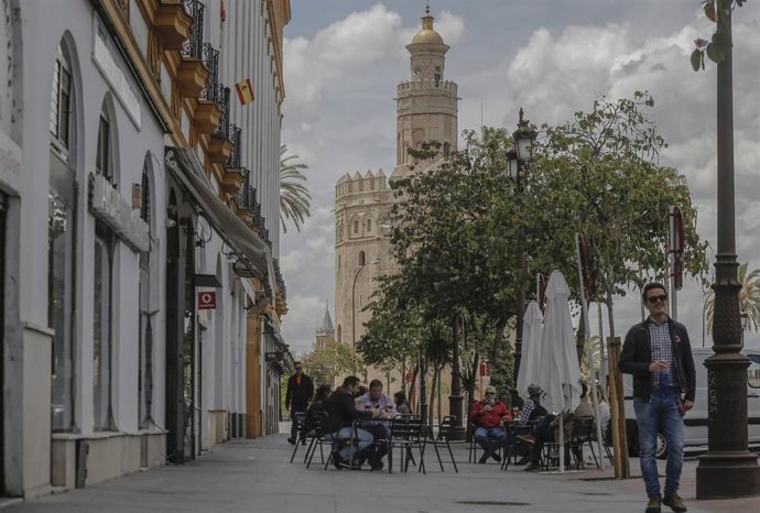 Afluencia en un bar de la capital hispalense durante el quinto de la Fase 1 del plan de descalada que ha elaborado el Gobierno de España. En Sevilla (Andalucía, España), a 15 de mayo de 2020.